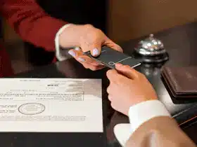 酒店前台办理入住