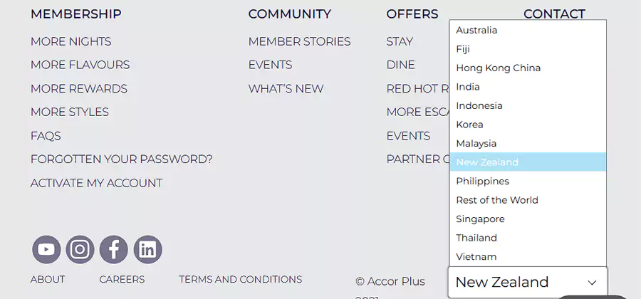 可以通过A佳官网页面底部的选择框来选择不同的区域购买