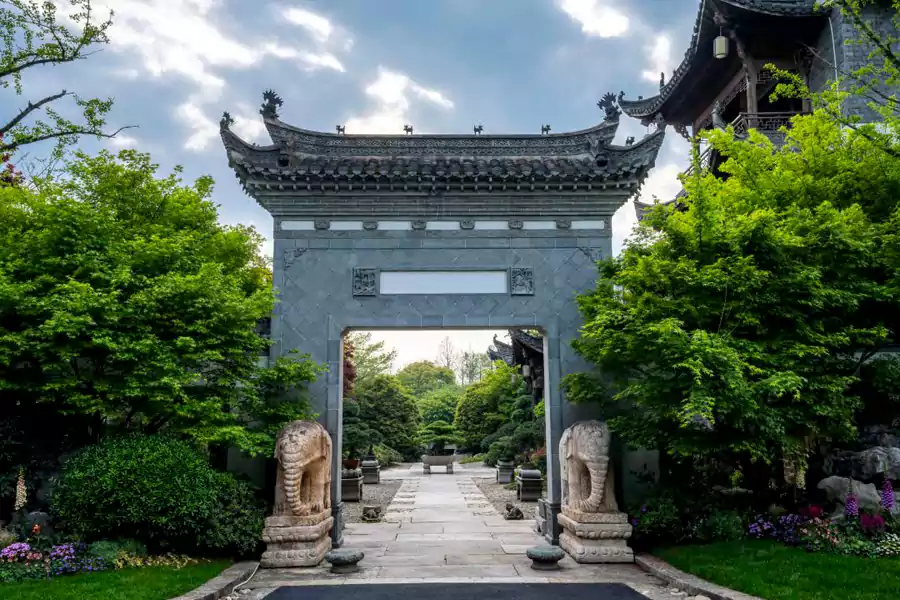 酒店整体为中式建筑风格, 酒店整体为中式建筑风格,