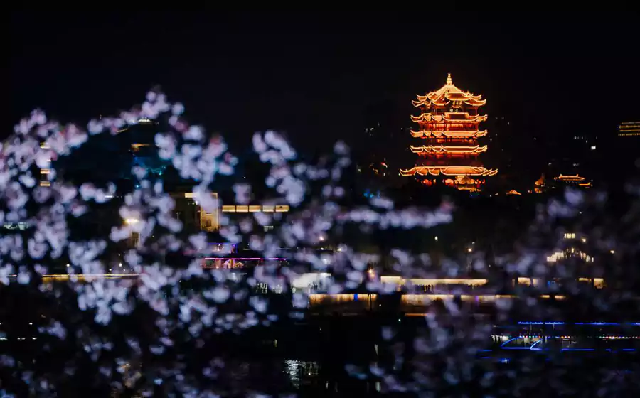 酒店依傍长江之畔,与晴川阁毗邻而居,与黄鹤楼隔江遥相守望。 酒店依傍长江之畔,与晴川阁毗邻而居,与黄鹤楼隔江遥相守望。