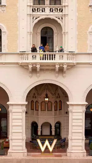 布达佩斯W酒店入口整齐排列的罗马柱和浮雕