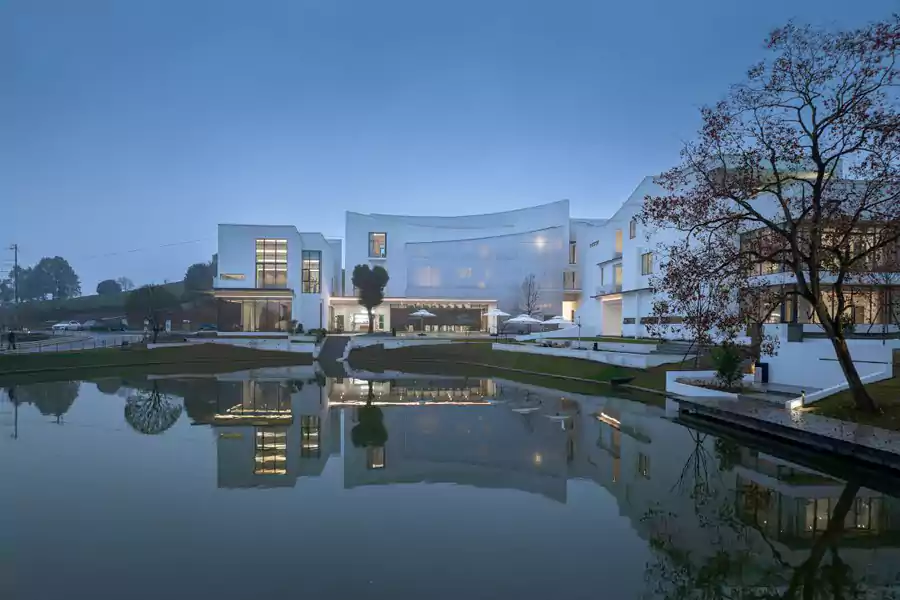 洁白的小房子隐匿于万亩茶园之中,从空中俯瞰,宛如一座遗世独立的湖心小岛 洁白的小房子隐匿于万亩茶园之中,从空中俯瞰,宛如一座遗世独立的湖心小岛