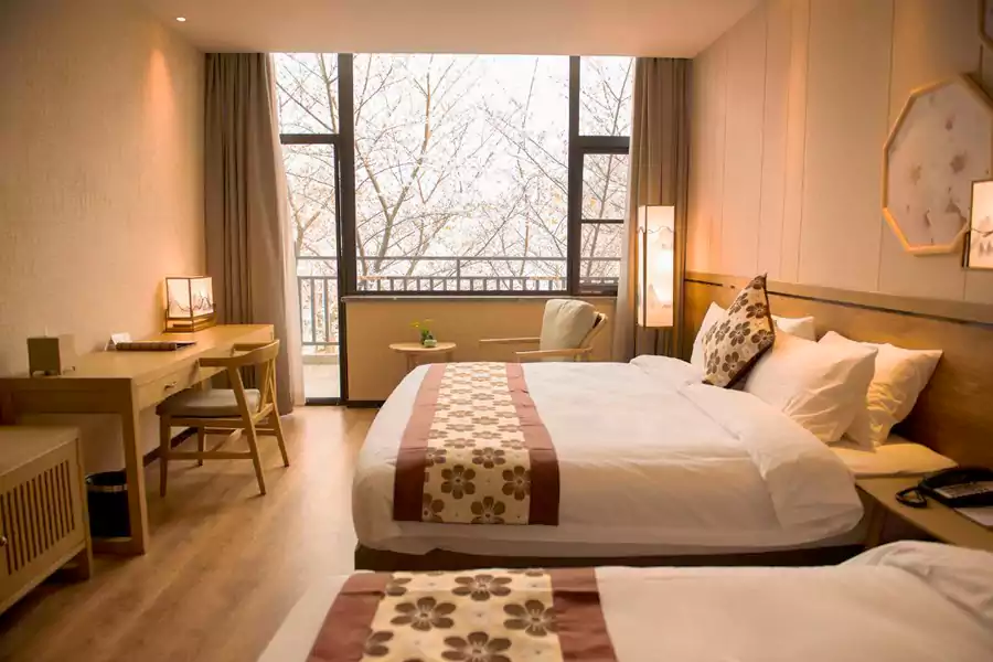 山庄客房巧妙融合中式韵味与日式风情,推开窗,樱花的芬芳与美景扑面而来 山庄客房巧妙融合中式韵味与日式风情,推开窗,樱花的芬芳与美景扑面而来