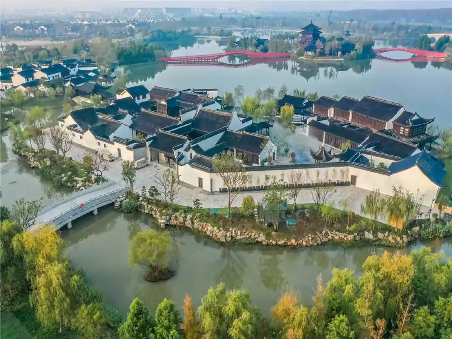 酒店位于江苏盐城的大洋湾生态旅游景区内 酒店位于江苏盐城的大洋湾生态旅游景区内