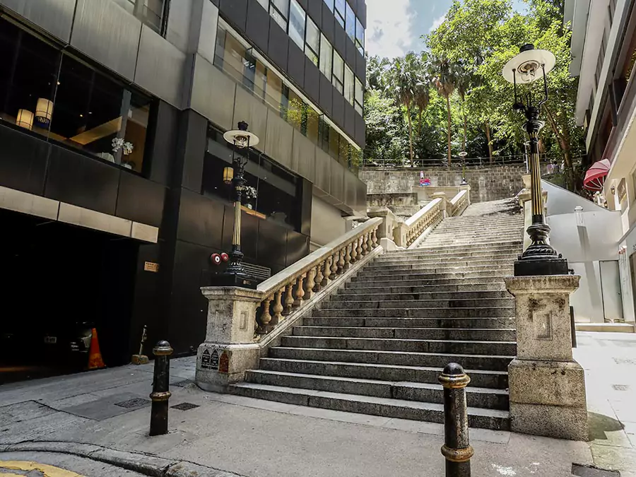 都爹利街 都爹利街,18世纪的花岗岩石阶,以及四盏香港仅存的煤气街灯