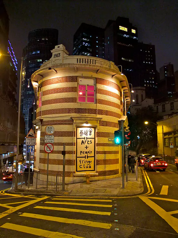 艺穗会,红白相间的外墙,散发着典雅的英伦气息 艺穗会,红白相间的外墙,散发着典雅的英伦气息