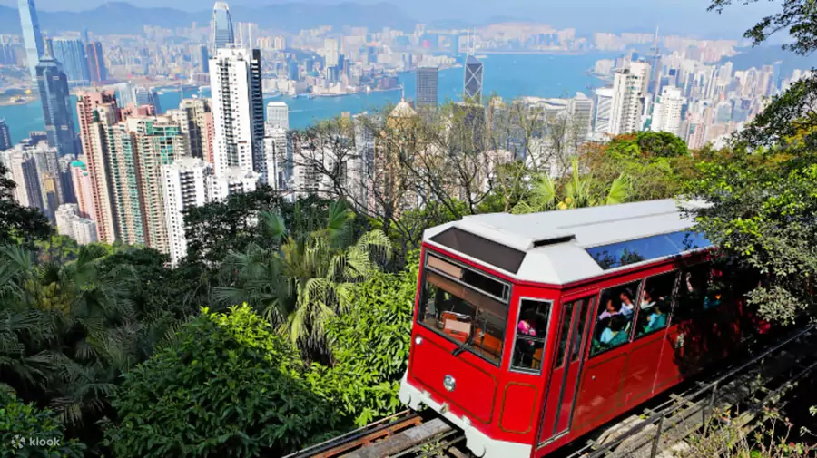 太平山缆车 太平山缆车,沿着陡峭山坡攀至山顶,整个维港的美景便尽收眼底