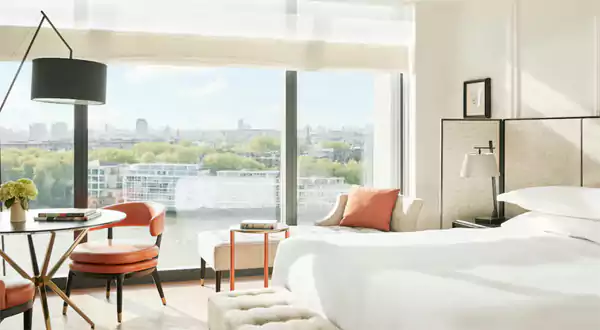 伦敦泰晤士河柏悦酒店高层河景套房堪称视觉盛宴,橙色天鹅绒沙发与茶几上的鲜花相映成趣 伦敦泰晤士河柏悦酒店高层河景套房堪称视觉盛宴,橙色天鹅绒沙发与茶几上的鲜花相映成趣