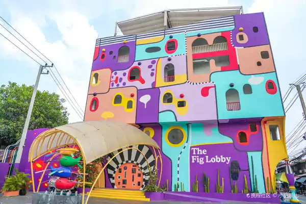 外墙大面积的涂鸦彩绘以波普风格为基调