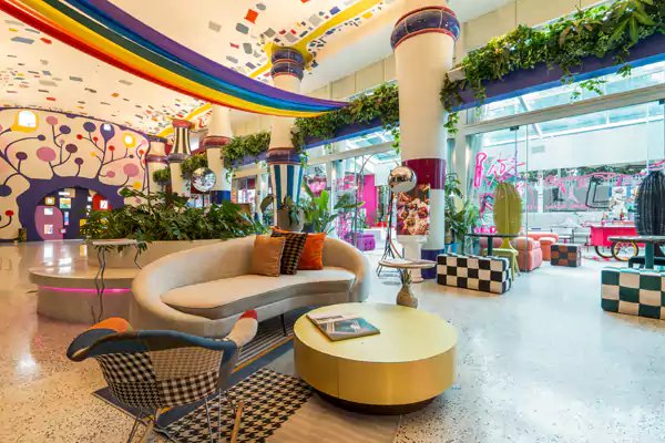 大堂内的设计更是让人瞳孔地震：搞怪手绘墙与赛博朋克元素激烈碰撞