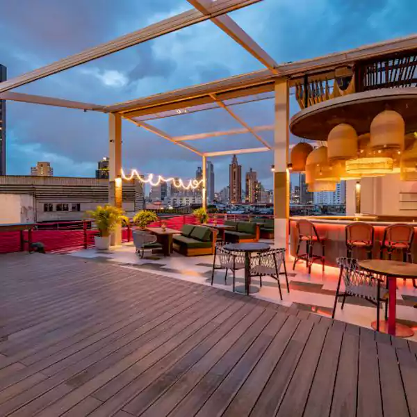 露天屋顶的「艺术绿洲」。这里不仅是观赏曼谷天际线的绝佳据点，每到周末还会变身潮流派对现场。