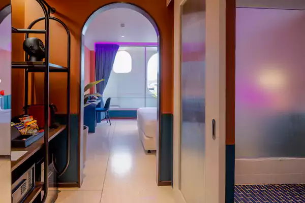 酒店的 68 间客房如同 68 个独立的艺术胶囊，每一间都讲述着不同的色彩故事