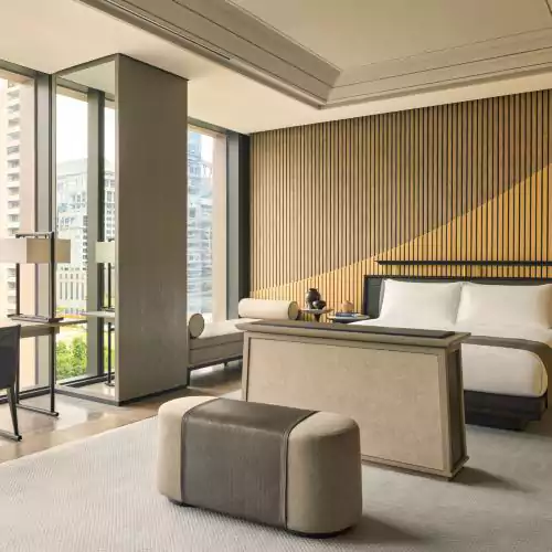 酒店 36 层建筑内,52 间套房错落分布,每一间客房面积都在 94 平米以上,宽敞明亮 酒店 36 层建筑内,52 间套房错落分布,每一间客房面积都在 94 平米以上,宽敞明亮