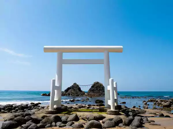 福冈糸岛樱井神社 —— 白色鸟居 福冈糸岛樱井神社 —— 白色鸟居