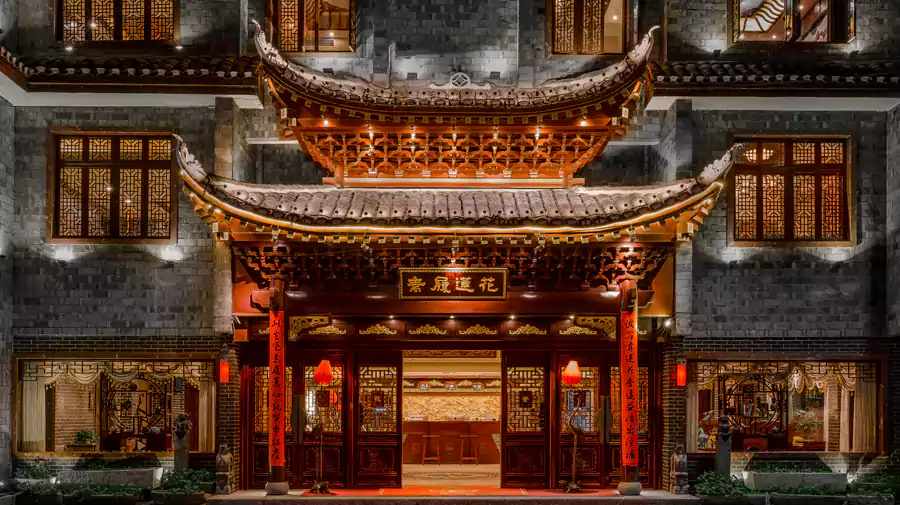 这座三层高的中式建筑群,以 "莲花" 为魂,将古典美学与湘西风情完美融合 这座三层高的中式建筑群,以 "莲花" 为魂,将古典美学与湘西风情完美融合