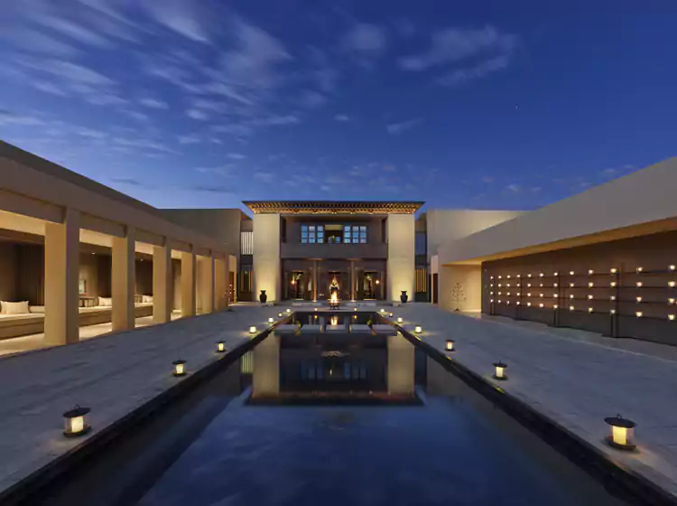 当最后一缕阳光沉入鸣沙山,工作人员会点亮沿途的烛火 当最后一缕阳光沉入鸣沙山,工作人员会点亮沿途的烛火