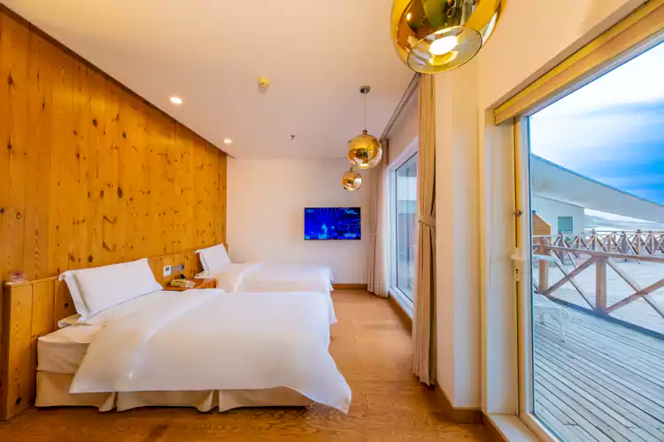 你可以躺在床上,透过落地窗欣赏无垠的沙丘 你可以躺在床上,透过落地窗欣赏无垠的沙丘