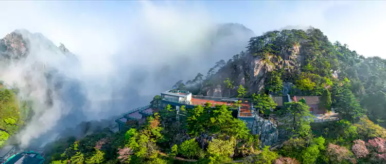 云雾缭绕时,山峰宛如漂浮在空中的仙家胜地 云雾缭绕时,山峰宛如漂浮在空中的仙家胜地