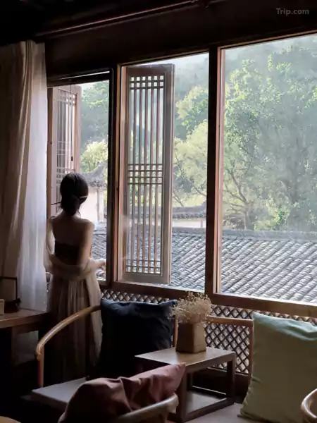 附赠汉服旅拍服务 附赠汉服旅拍服务