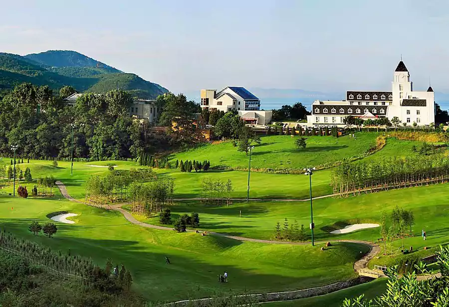 棒棰岛宾馆更像一座 “山海庄园”,中式与西式建筑错落分布 棒棰岛宾馆更像一座 “山海庄园”,中式与西式建筑错落分布