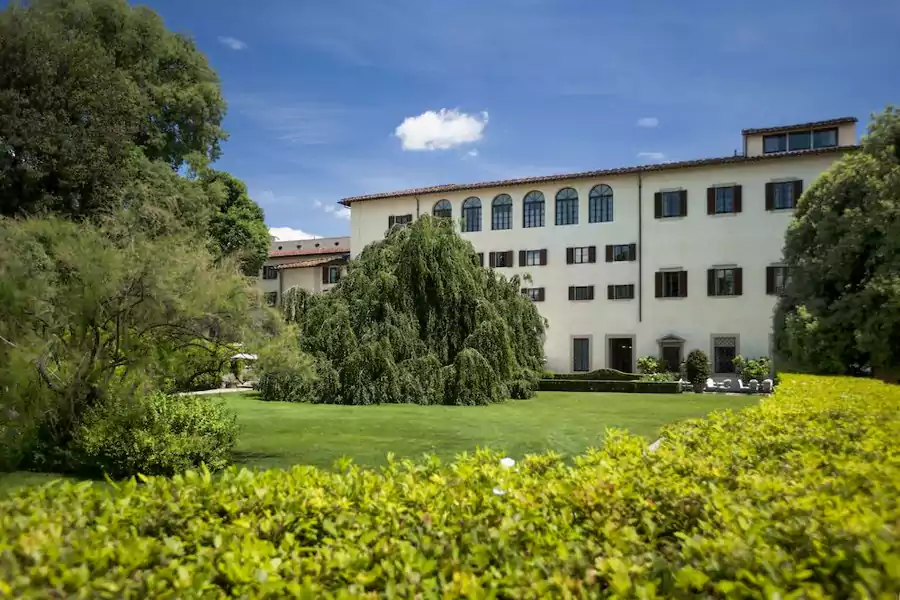 推窗就是花园景致,墙壁上点缀着老城照片 推窗就是花园景致,墙壁上点缀着老城照片