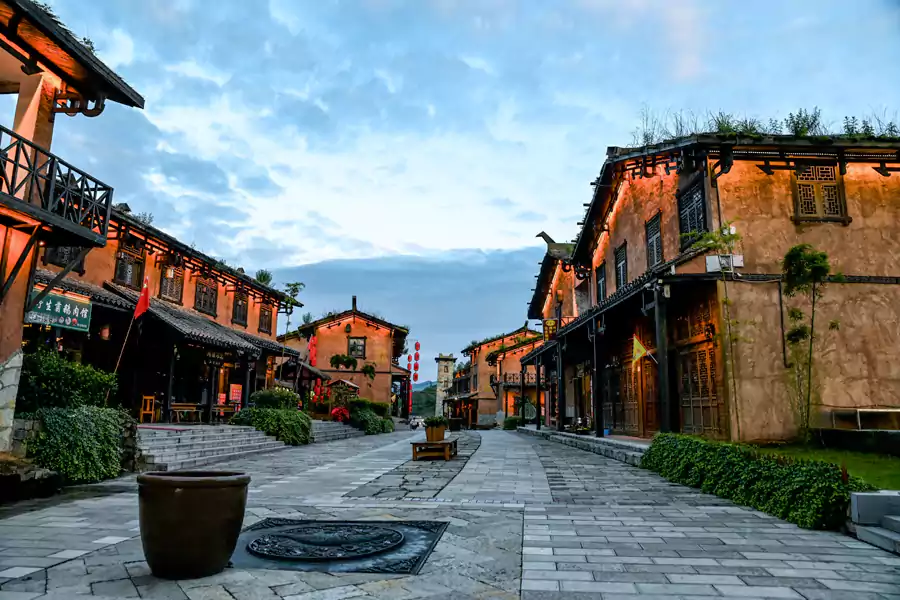 错落的彝族小屋格外亮眼 错落的彝族小屋格外亮眼