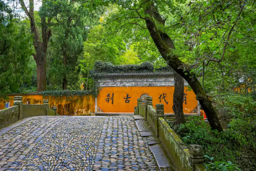 天台山有着众多古老佛寺 天台山有着众多古老佛寺