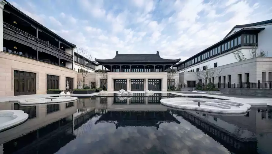 中式合院依山而建,青瓦灰墙与山间绿意浑然一体 中式合院依山而建,青瓦灰墙与山间绿意浑然一体