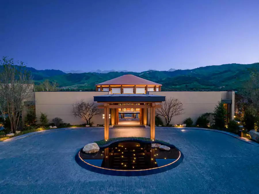 新疆华美胜地那拉提英迪格酒店入口处,乌孙图腾柱与原生岩块构筑的标识庄严肃穆 新疆华美胜地那拉提英迪格酒店入口处,乌孙图腾柱与原生岩块构筑的标识庄严肃穆