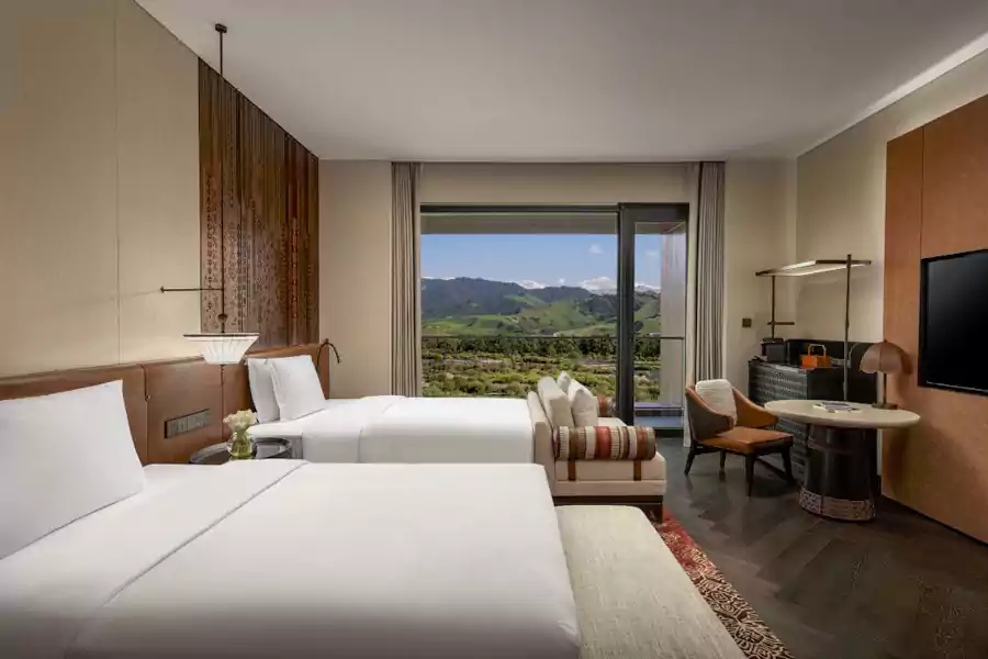 基础房型从 46 平起步,换一扇推窗即见雪山草原的落地窗 基础房型从 46 平起步,换一扇推窗即见雪山草原的落地窗