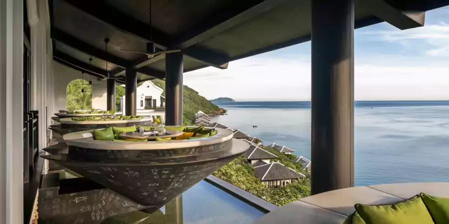 Citron 餐厅露台的悬空座位,像一个个倒置的圆锥形斗笠悬在半空 Citron 餐厅露台的悬空座位,像一个个倒置的圆锥形斗笠悬在半空