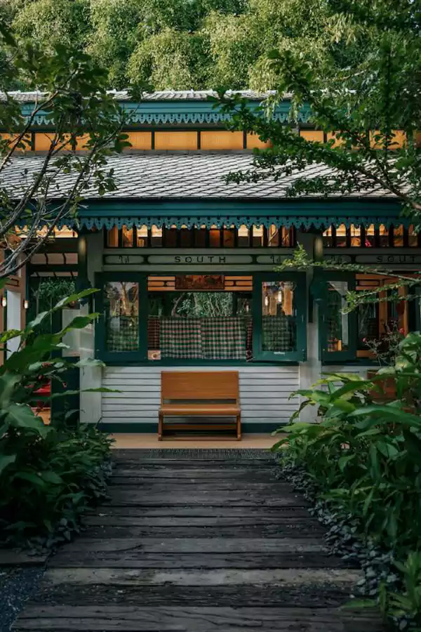 洲际考艾度假村接待区：按旧时火车站售票柜台设计