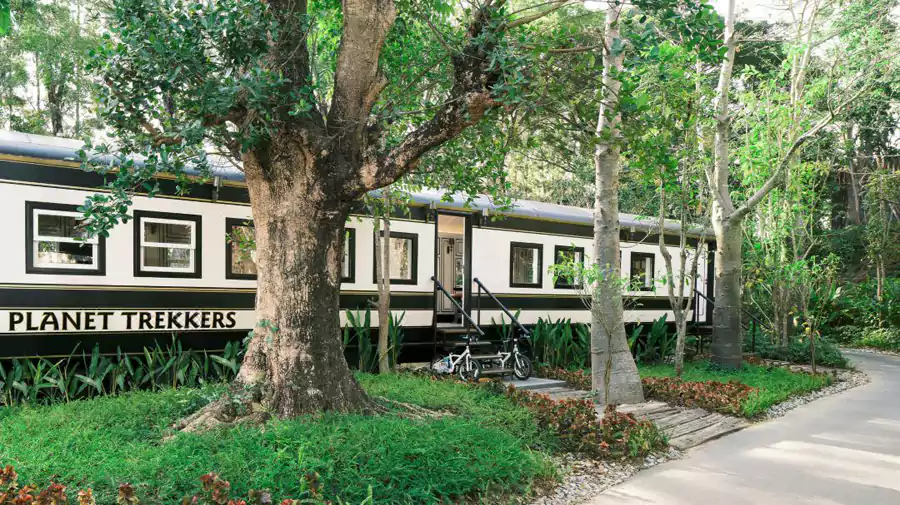 19 间火车套房沿铁轨排布