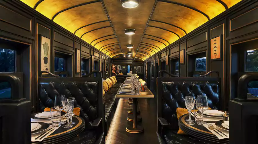 藏在一节完整火车车厢内的餐厅