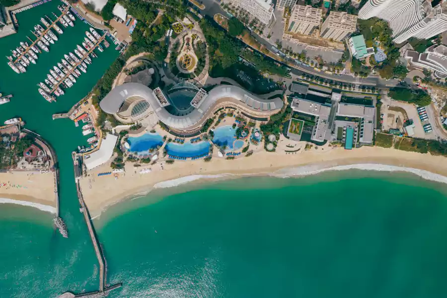 下楼就是酒店专属的私属沙滩 下楼就是酒店专属的私属沙滩