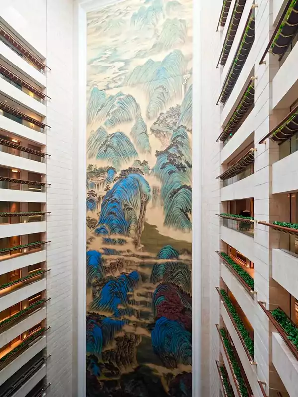 中庭 16 层高的「大好河山」绢画 中庭 16 层高的「大好河山」绢画