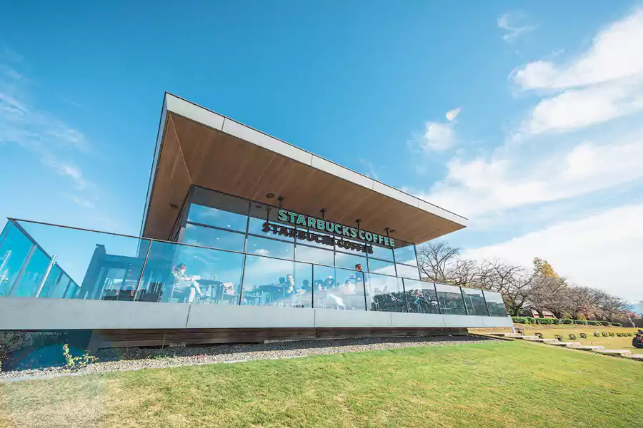 富岩运河环水公园,河畔的星巴克被称为 “世界最美的星巴克” 富岩运河环水公园,河畔的星巴克被称为 “世界最美的星巴克”