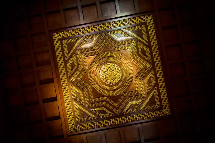 大堂天花板仿皇宫殿顶,“金龙戏珠” 木雕藻井藏着道教 “四象生八卦” 的哲思 大堂天花板仿皇宫殿顶,“金龙戏珠” 木雕藻井藏着道教 “四象生八卦” 的哲思