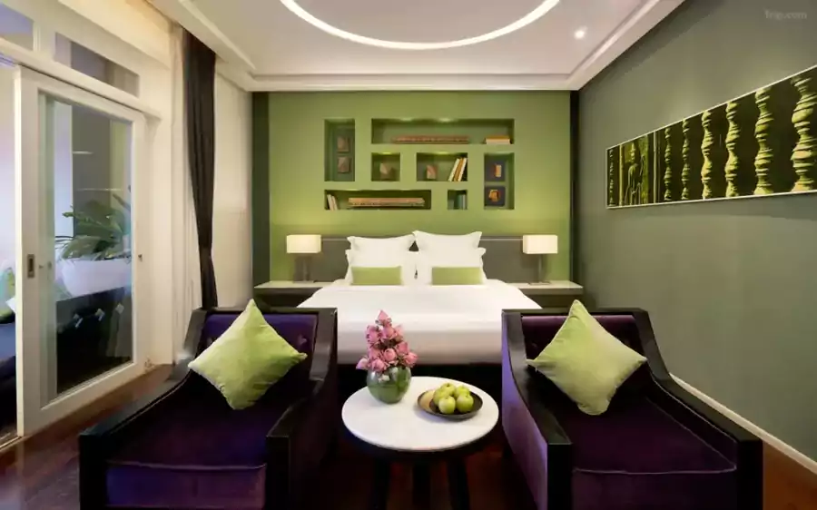 牛油果绿的沙发、高饱和的橙紫靠垫，把热带活力搬进房间