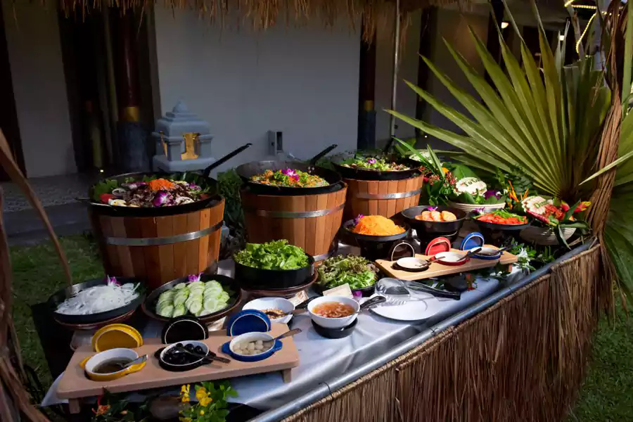 池畔餐厅飘来烤香蕉的甜香