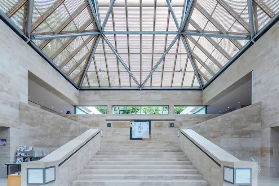 蜂蜜色的墙面与地板上投下浮动的几何光影,让建筑本身也成了一件流动的艺术品 蜂蜜色的墙面与地板上投下浮动的几何光影,让建筑本身也成了一件流动的艺术品