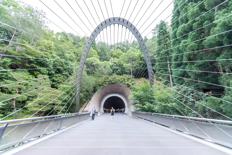 需走过百米吊桥 需走过百米吊桥