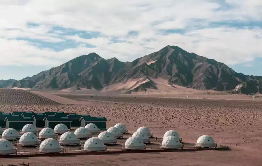 海西大柴旦北纬 37°星空营地,白色的蒙古包与小木屋整齐排列 海西大柴旦北纬 37°星空营地,白色的蒙古包与小木屋整齐排列