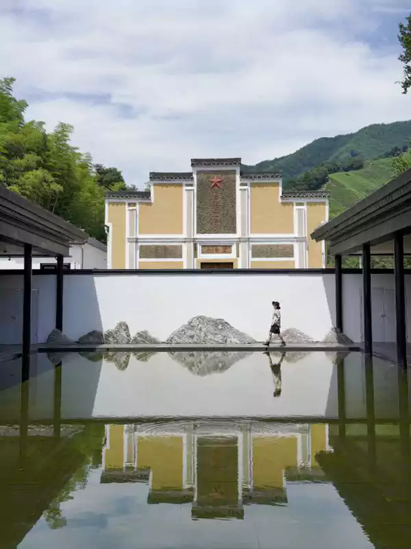 文化礼堂的木梁纹理依旧清晰