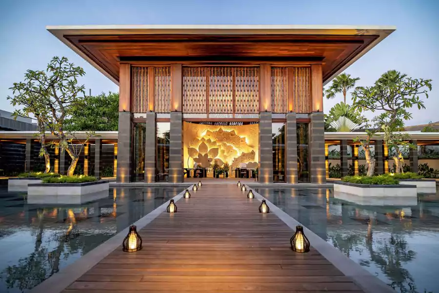 本地木材与安山岩构筑起建筑的骨架，传统图腾与蜡染作品在公区静静陈列