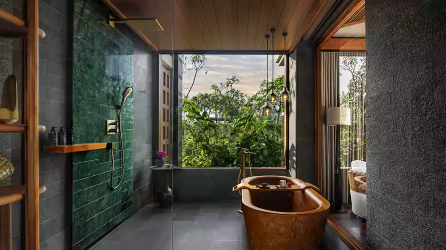 雕花柚木浴缸临窗而设