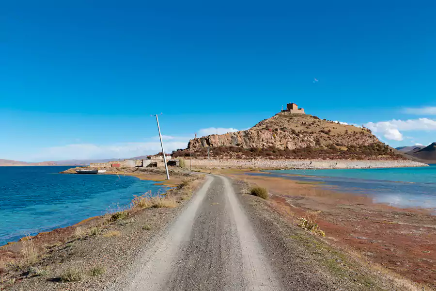 日托”,藏语意为 “山上的石头” 日托”,藏语意为 “山上的石头”