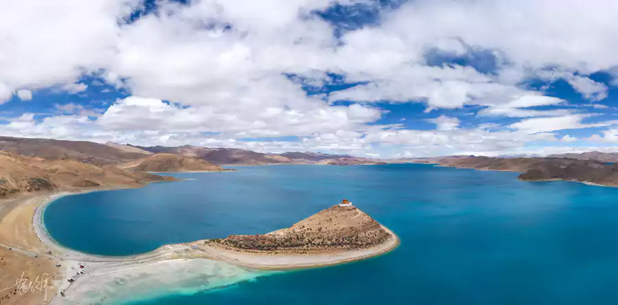 日托寺就静立在羊湖深处的水滴状孤岛上 日托寺就静立在羊湖深处的水滴状孤岛上