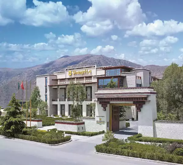 拉萨香格里拉效仿传统藏式建筑的墙体厚重沉稳,巨大的青铜门环在阳光下泛着温润的光 拉萨香格里拉效仿传统藏式建筑的墙体厚重沉稳,巨大的青铜门环在阳光下泛着温润的光