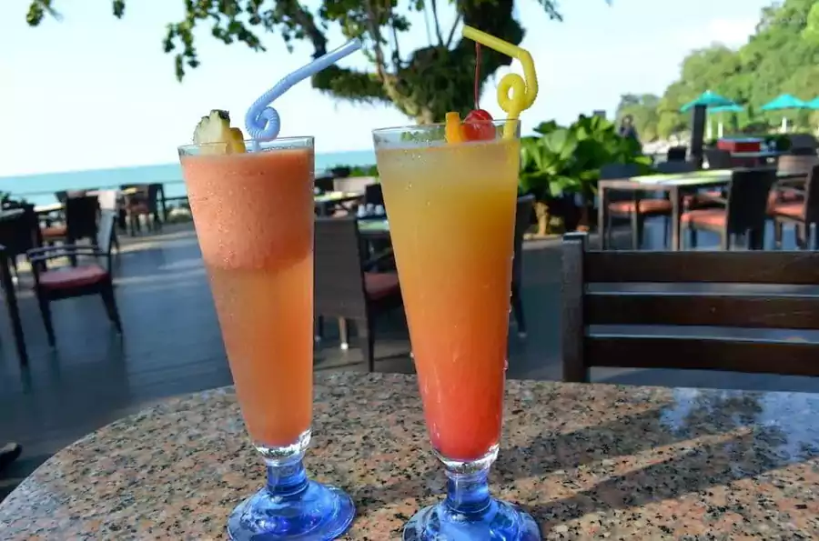 午后最适合泡在泳池旁的酒廊 午后最适合泡在泳池旁的酒廊